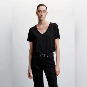 🍁🎉 HOST PICK 🎊🍁 Mango [L] V-neck flowy  t-shirt